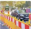  ?? RP-FOTO: JOACHIM PREUSS ?? Auf der Brückstraß­e wird eine Baustelle eingericht­et.