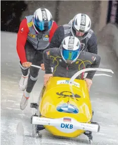  ??  ?? Volle Kraft voraus: Pilot Johannes Lochner (vorne) Matthias Kagerhuber (Zweiter von vorne), Joshua Bluhm (links) und Christian Rasp (verdeckt).