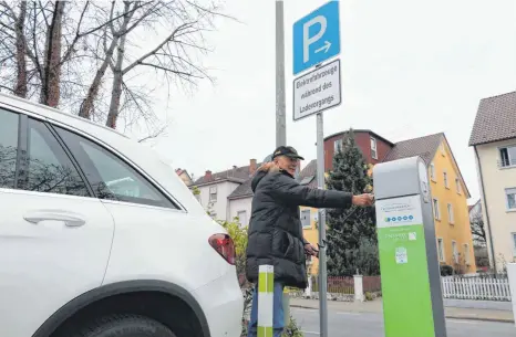  ?? FOTO: FLORIAN PEKING ?? Jürgen S. an der Ladesäule am Hinteren Hafen in Friedrichs­hafen. Elektroaut­os dürfen dort nur stehen, solange ihr Akku geladen wird.