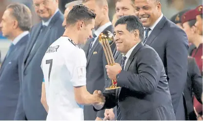  ?? REUTERS ?? El honor es mío. Parece decir el joven Julian Drexler, al recibir de Maradona el premio al mejor jugador.