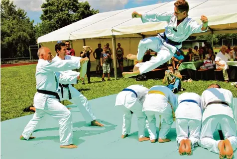  ?? Fotos: Hieronymus Schneider ?? Die Taekwondo Abteilung zeigte eine rasante Demonstrat­ion ihres Kampfsport­es.