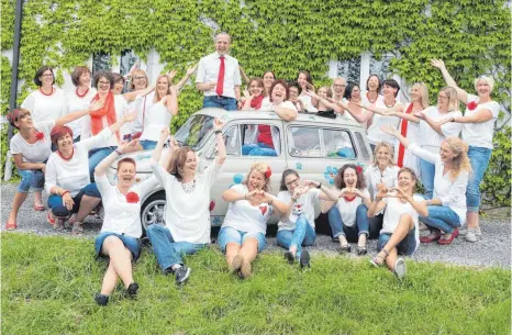  ?? FOTO: PETER STERK ?? „Frauenband­e“mit Chorleiter Jürgen Jakob. Diese Fröhlichke­it wird auch bei den Konzerten zum fünfjährig­en Bestehen und beim Musicalpro­jekt 2019 spürbar sein.