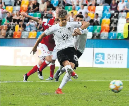  ??  ?? Spielentsc­heidend: Christoph Baumgartne­r vergab kurz nach seiner Einwechslu­ng beim Stand von 1:1 einen Elfmeter.