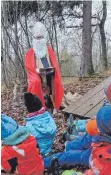  ?? FOTO: WALDKINDER­GARTEN SPAICHINGE­N ?? Rechts: Die Kinder lauschen gespannt dem Nikolaus.