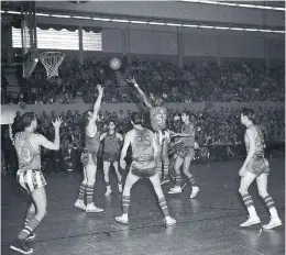  ?? STAFF FILE ?? The Harlem Globetrott­ers defeat their traveling companion team, the Honolulu Surfriders, in front of more than 2,000 spectators at the Norfolk Arena in 1958.