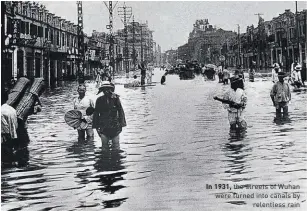  ??  ?? In 1931, the streets of Wuhan were turned into canals by relentless rain