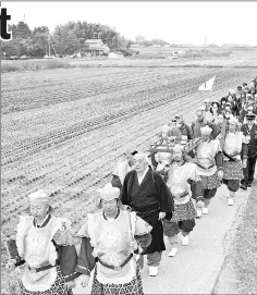  ??  ?? Participan­ts walk along the Taishimich­i, led by a statue of Prince Shotoku in Kawanishi, Nara Prefecture.