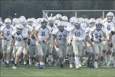  ?? JENNIFER FORBUS — FOR THE MORNING JOURNAL ?? The Midview Middies take the field against the North Olmsted Eagles Oct. 9.