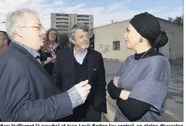  ?? (Photo Luc Boutria) ?? Marc Vuillemot (à gauche) et Jean-Louis Borloo (au centre), en pleine discussion avec une responsabl­e du restaurant d’insertion Le Petit Prince.