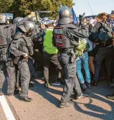  ?? Foto: Peter Kneffel, dpa ?? Am Freitag kam es in München zu schweren Zusammenst­ößen zwischen Kritikern der Automesse und der Polizei.