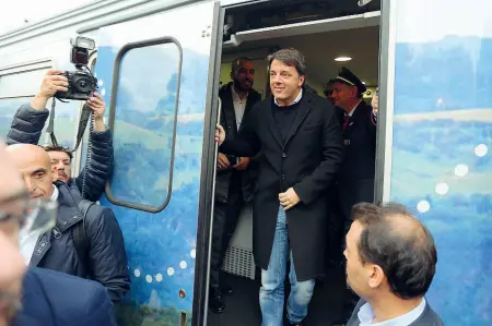  ?? L’ultima visita ?? Matteo Renzi venerdì scorso mentre scende a Calderara di Reno dal treno «Destinazio­ne Italia» con cui sta girando per tutto il Paese