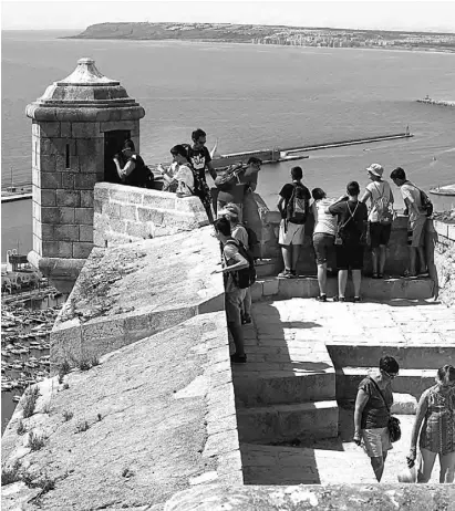  ??  ?? Alicantes Castillo de Santa Bárbara mit Blick auf den Hafen und das Meer.