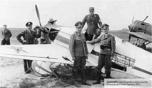 ??  ?? alemanes inspeccion­ando un avión ruso tras la invasión de la Unión soviética, 1941.