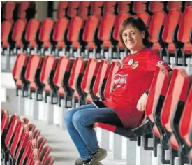  ??  ?? Cristina Velasco, en el remozado estadio donde juega Osasuna.