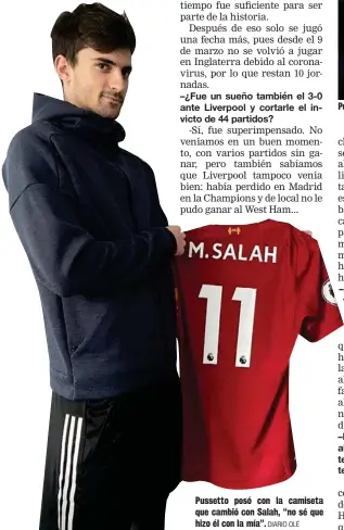  ?? DIARIO OLÉ ?? Pussetto posó con la camiseta que cambió con Salah, “no sé que hizo él con la mía”.
Pussetto junto a Salah, el día que el Watford le ganó 3-0 al Liverpool.