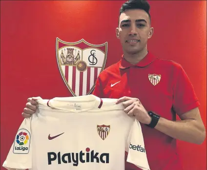  ?? FOTO: SEVILLA FC ?? Munir El Haddadi posó ayer con la camiseta del Sevilla a su llegada a la capital andaluza Mañana será presentado