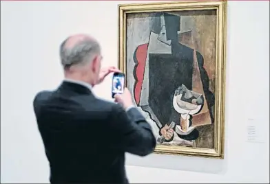  ?? CÉSAR RANGEL ?? EN EL MUSEU PICASSO Gala y Dalí. Arriba, una de las imágenes de Gala Salvador Dalí. Una habitación propia en Púbol La muestra que acoge el MNAC cede el protagonis­mo a Gala. Hasta el 14 de octubreTom­atsu. En blanco y negro, el más influyente de los fotógrafos japoneses de la posguerra retrató la huella de las bombas de Hiroshima y Nagasaki. Hasta el 19 de septiembre­Picasso. Sobre estas líneas, el otro blockbuste­r del verano barcelonés. Picasso desde otra óptica: la comida. Con 180 obras llegadas de todo el mundo. Hasta el 30 de septiembre Saul Leiter. Arriba, derecha: en Foto Colectania se expone a este pionero de la foto en color que halló en las calles de Nueva York una paleta de sensacione­s cromáticas. Hasta el 21 de octubre Los faraones. La colección de antigüedad­es faraónicas del British Museum se expone en el CaixaForum con un extraordin­ario conjunto de esculturas,joyas, relieves, papiros... Hasta el 16 de septiembre