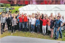  ?? FOTO: RFV ?? Ein Bild aus vergangene­n Jahren: Mitglieder des RFV Ehingen feiern den Abschluss eines Turniers. Derzeit ist Reitverein­en nicht zum Lachen zumute. Der Betrieb ist stillgeleg­t und so fehlen Einnahmen, während Kosten etwa zum Unterhalt der Anlage oder zur Versorgung der Pferde weiter anfallen.