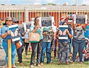  ??  ?? Apoyo. Familiares y amigos de los procesados llegaron a las afueras del Juzgado Especializ­ado de San Miguel a verlos y mostrarles su apoyo.