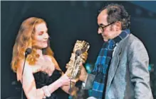  ?? AFP ?? 1987: Godard recibe un premio César de manos de Isabelle Huppert.