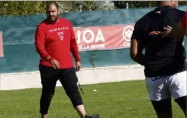  ?? (Photos Patrick Blanchard) ?? Le pas décidé, Patrice Collazo espère que son équipe fera preuve d’esprit de corps (ci-dessous) et va désormais aller de l’avant.