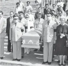  ?? ARCHIVO DE DIARIO LIBRE ?? Féretro de Guzmán en las escalinata­s del Palacio Nacional.