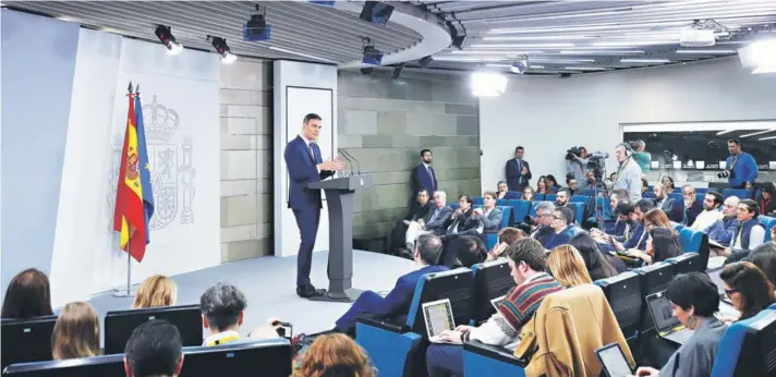  ??  ?? El presidente del gobierno español, el socialista Pedro Sánchez, comparece ante la prensa tras la reunión extraordin­aria de gabinete, ayer, en Madrid.