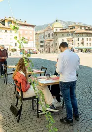  ??  ?? Attività avviate Un cameriere al lavoro a Trento