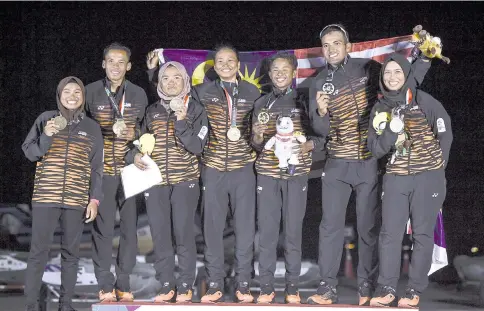  ?? Photo — Bernama ?? The national sailing team celebratin­g their haul of medals including one gold, one silver and three bronze at the Indonesian National Sailing Centre in Jakarta yesterday.