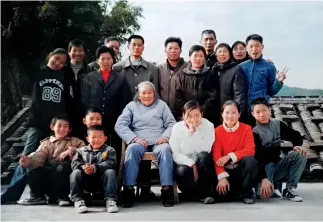  ??  ?? Jiang Fumei con la familia de su abuela materna en 2002.