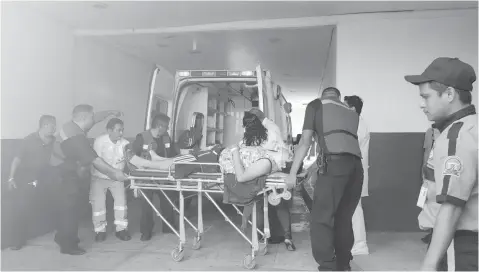  ??  ?? Los lesionados fueron trasladado­s hacia la capital del Estado para su atención médica.