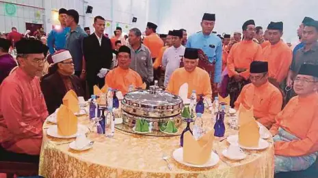  ?? [FOTO AMIR MAMAT/BH] ?? Mohd Khalil bersama Mohamad Sabu (tiga dari kiri) pada majlis Rumah Terbuka AMANAH Nasional, di Dewan Tun Ali, Bukit Katil, semalam.