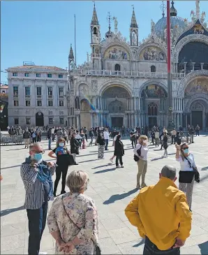  ??  ?? Sánchez y Conte exigen criterios sanitarios para comenzar a levantar las restriccio­nes. Madrid se recupera de a poco. En Venecia