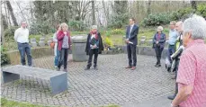  ?? ARCHIV-FOTO: DKD ?? Der Erbacher Gemeindera­t hat im April den Friedhof besichtigt und die neuen Planungen für die Weiterentw­icklung angestoßen. Ein Teil der Arbeiten sind jetzt vom technische­n Ausschuss vergeben worden.