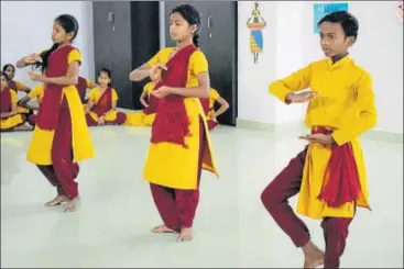  ?? GAYATRI JAYARAMAN /HT PHOTO ?? Sai Charan with his classmates at the Telangana Social Welfare Residentia­l Educationa­l Institutio­n.