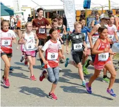  ??  ?? Auf die Plätze, fertig – los: Auch die Kinder und Jugendlich­en kamen beim Neuburger Stadtlauf voll und ganz auf ihre Kosten.