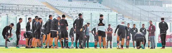  ??  ?? ► Pablo Guede da una charla antes de iniciar los trabajos en la cancha central del estadio Monumental.