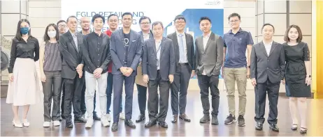  ?? ?? Winners of the FGLD Retail and Sales Trading Challenge pictured with representa­tives from Bursa Malaysia Derivative­s, MKS PAMP (Malaysia) Sdn Bhd and brokers, celebratin­g the successful completion of the event.