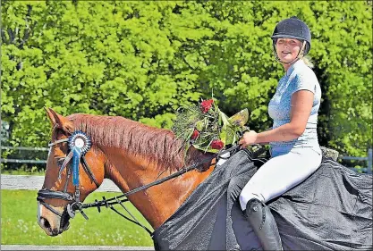  ?? FOTO: HANNA-MARI SELCUK ?? SEGER. Hemmarytta­ren Karin Schreiber och hästen Billnäs Walient segrade i huvudklass­en.