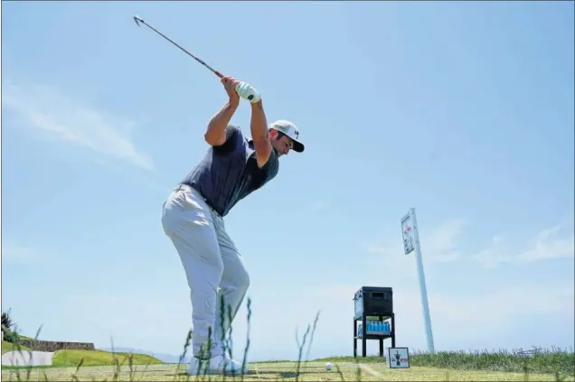  ??  ?? El vasco Jon Rahm, en pleno tee de salida en su ronda de prácticas en Torrey Pines, el campo de golf de San Diego en el que se disputará el US Open de 2021.