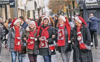  ?? RP- FOTO: HANS-JÜRGEN BAUER ?? In vorweihnac­htlicher Bummel-Stimmung waren gestern an der Königsalle­e auch Renate, Petra, Gudrun, Gaby und Ilona (von links). Sie besuchten in Nikolaus-Outfits die Weihnachts­märkte.