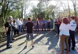  ?? (Photo B.G-C) ?? Les résidents en présence de la sénatrice dans une ambiance tendue.