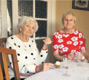  ??  ?? ■ Winnie Storey with her daughter Anne Purdie pre-covid