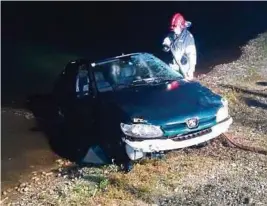  ??  ?? Ende einer Testfahrt: Der 20-Jährige versenkte das Auto im Schwarzlse­e