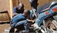  ??  ?? Jugendlich­e ausgebilde­t. in Mali werden als Mechaniker