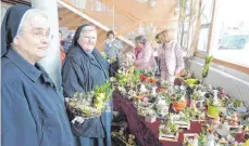  ?? FOTO: RUDI HEILIG ?? Schwester Armgard (von links) und Schwester Martha vom Kloster Reute haben gleich zur Eröffnung bei Edith Hörmann und Roswitha Mayer österliche­n Schmuck erworben.