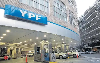  ??  ?? Dale gas. Entre privados apuntan que la ley ayudará a YPF y que el resto de las firmas quedarían excluidas.