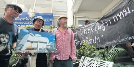  ?? PATIPAT JANTHONG ?? Veteran artists from art advocacy networks lodge a petition with Prime Minister Prayut Chan-o-cha at the Public Service Centre opposite Government House yesterday calling for City Hall to halt its plan to manage the Bangkok Art and Culture Centre.