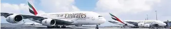  ??  ?? Zwei Flieger vom Typ Airbus A 380 der Fluggesell­schaft Emirates. Sie flog bis Mai zweimal täglich Düsseldorf an.