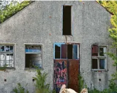  ??  ?? In einem desolaten Zustand befinden sich diverse Gebäude, die Max Aicher vor einigen Jahren in Bergstette­n kaufte. Auf dem Areal sollen Wohnhäuser entstehen.